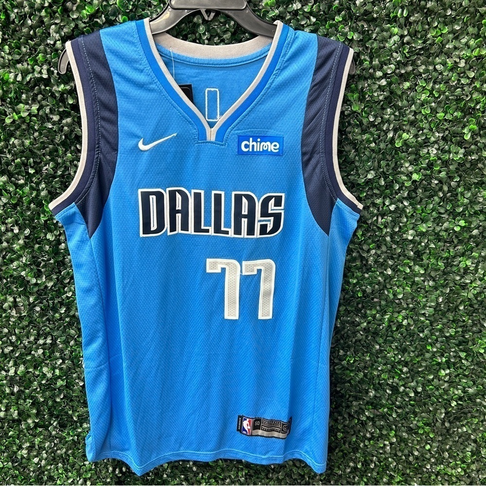 Luka Doncic #77 Dallas Mavericks Nike Swingman Jersey - Size 50!
